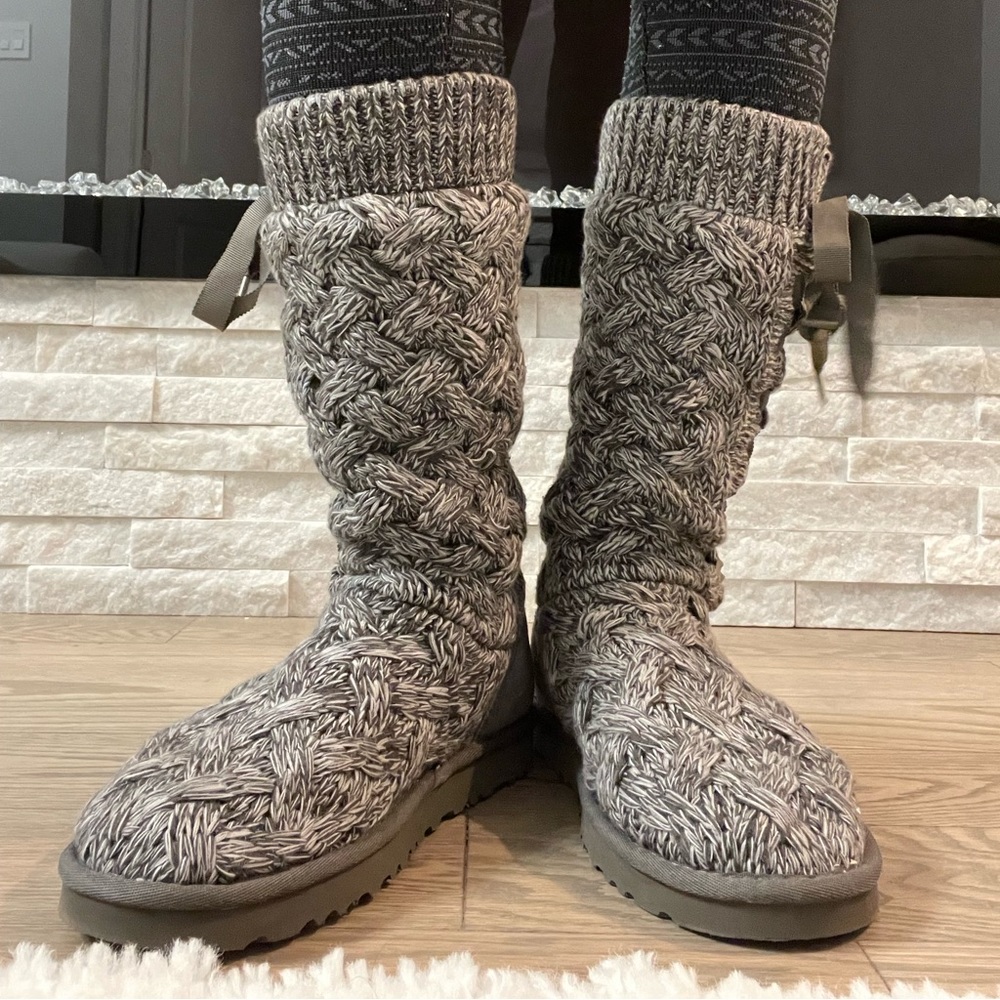 UGG Isla Women Size 7 Knit Boots Cable Sweater Heather Gray Lace Up Pull On Mid